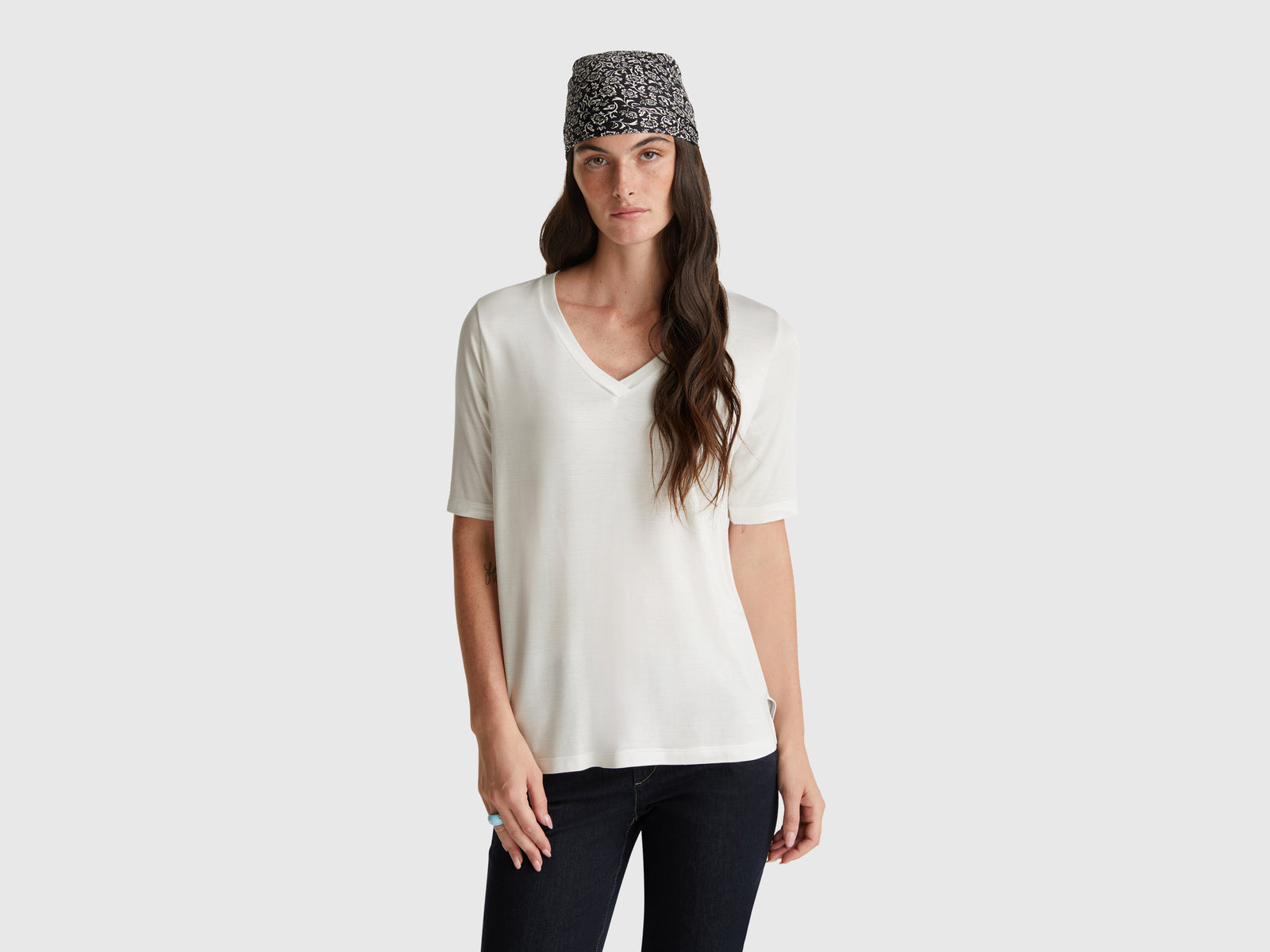 T-shirt decote em V em viscose stretch - ucb_image_F
