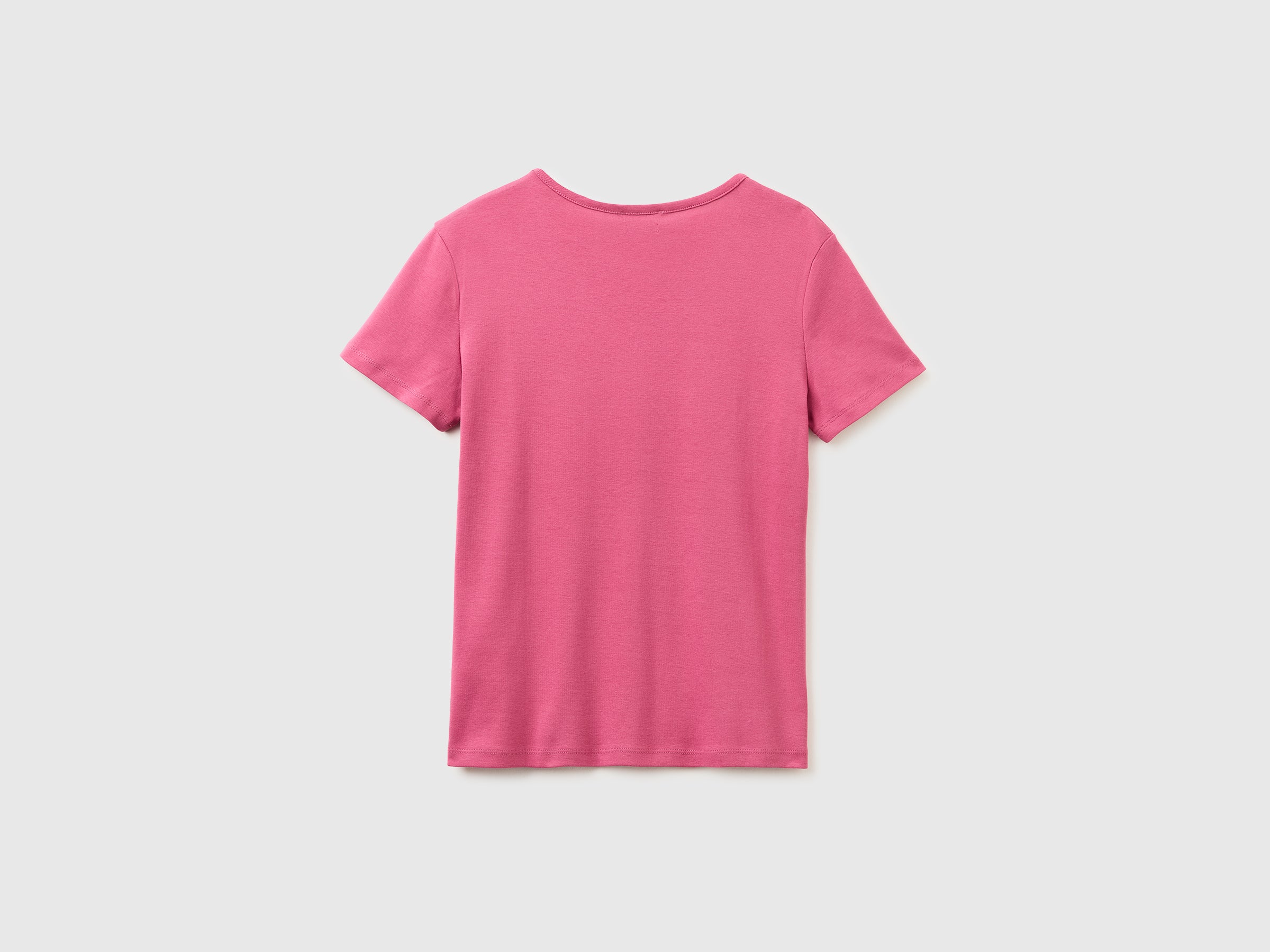Slim fit t-shirt with V-neck - ucb_image_BS
