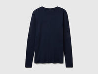 T-shirt azul-escuro com decote em V - ucb_image_BS