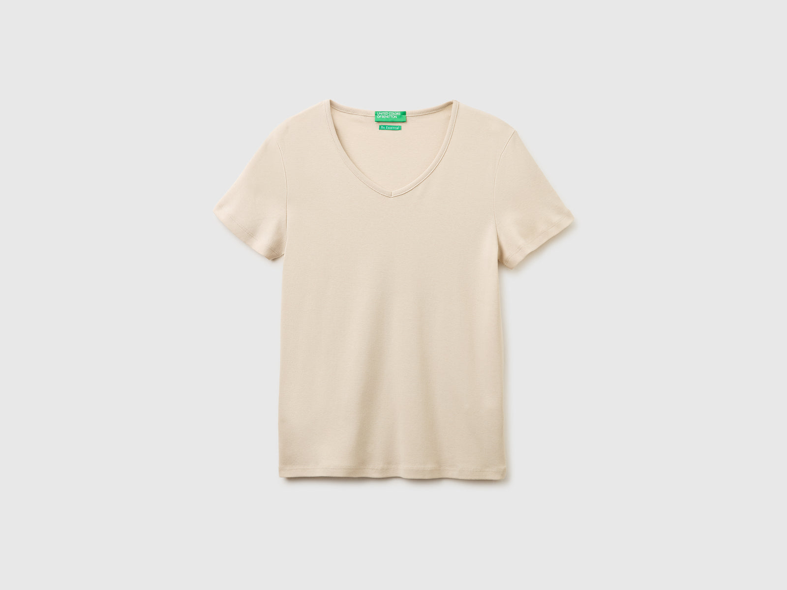 Slim fit t-shirt with V-neck - ucb_image_FS