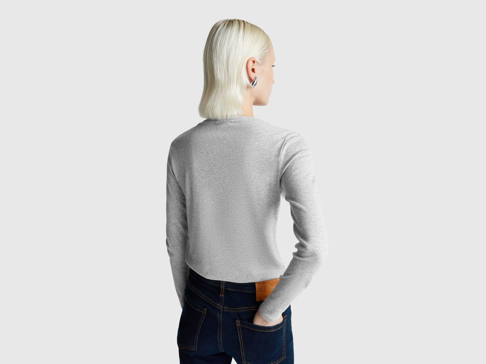 T-shirt cinzenta mélange com decote em V - ucb_image_B