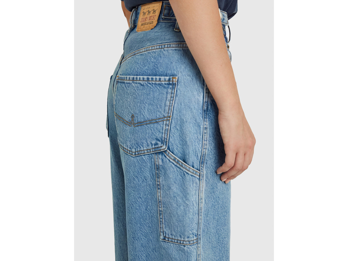Barrel fit light wash jeans