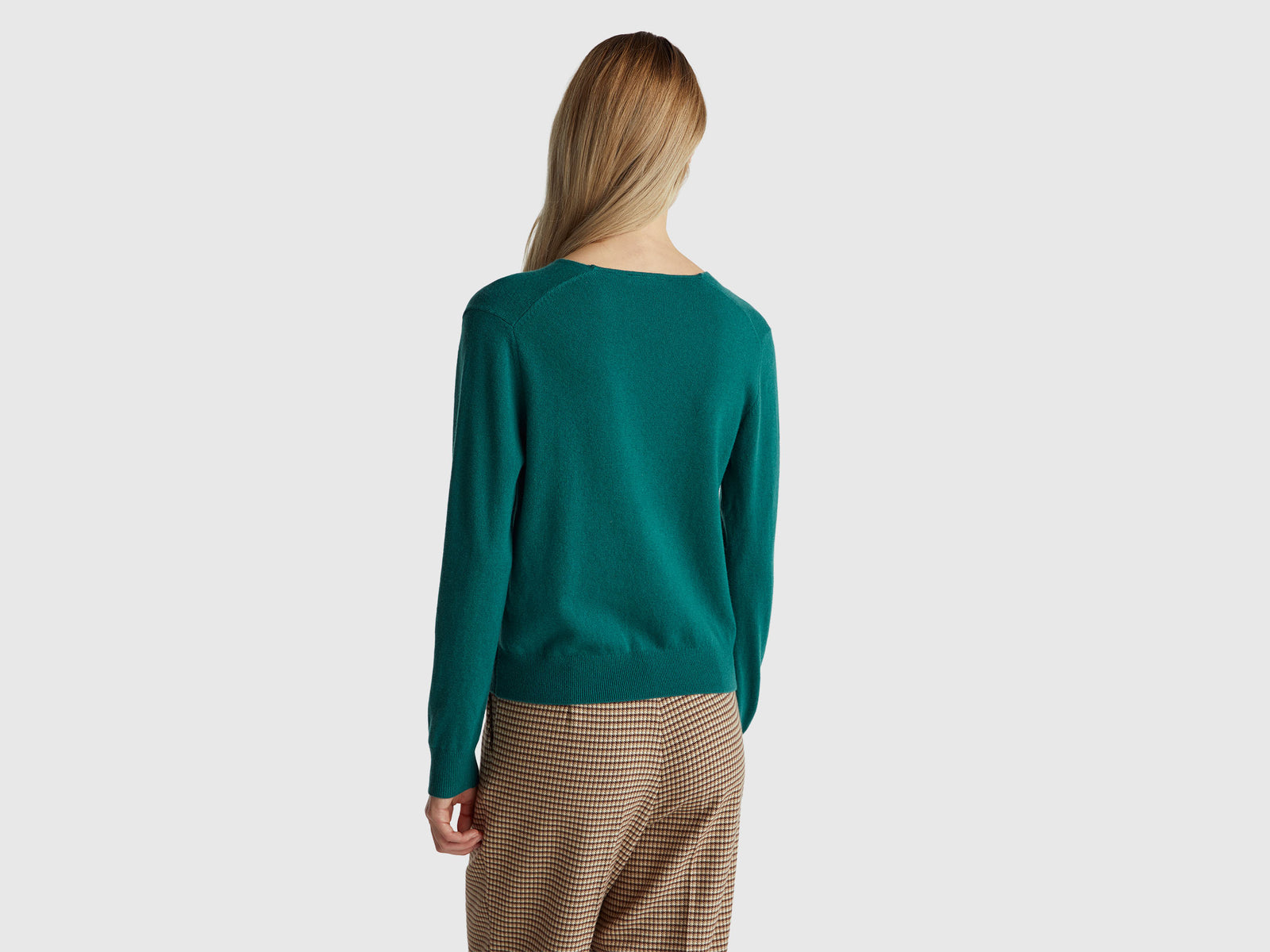 Camisola verde com decote em V em pura lã Merino - ucb_image_B