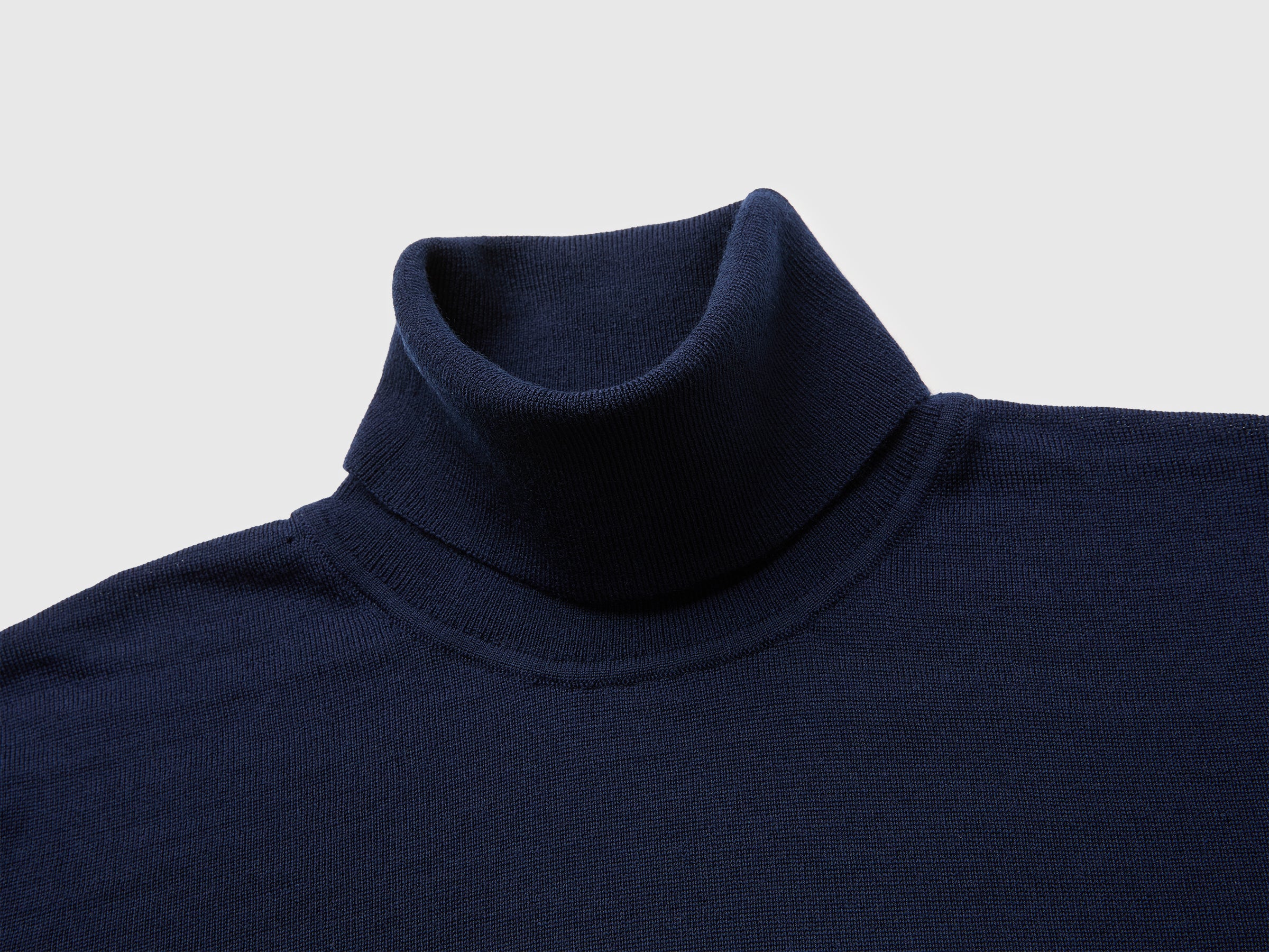 Camisola de gola alta em pura lã Merino - ucb_image_DS1
