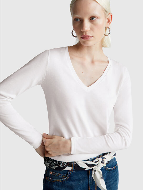 White t-shirt with V-neck Women