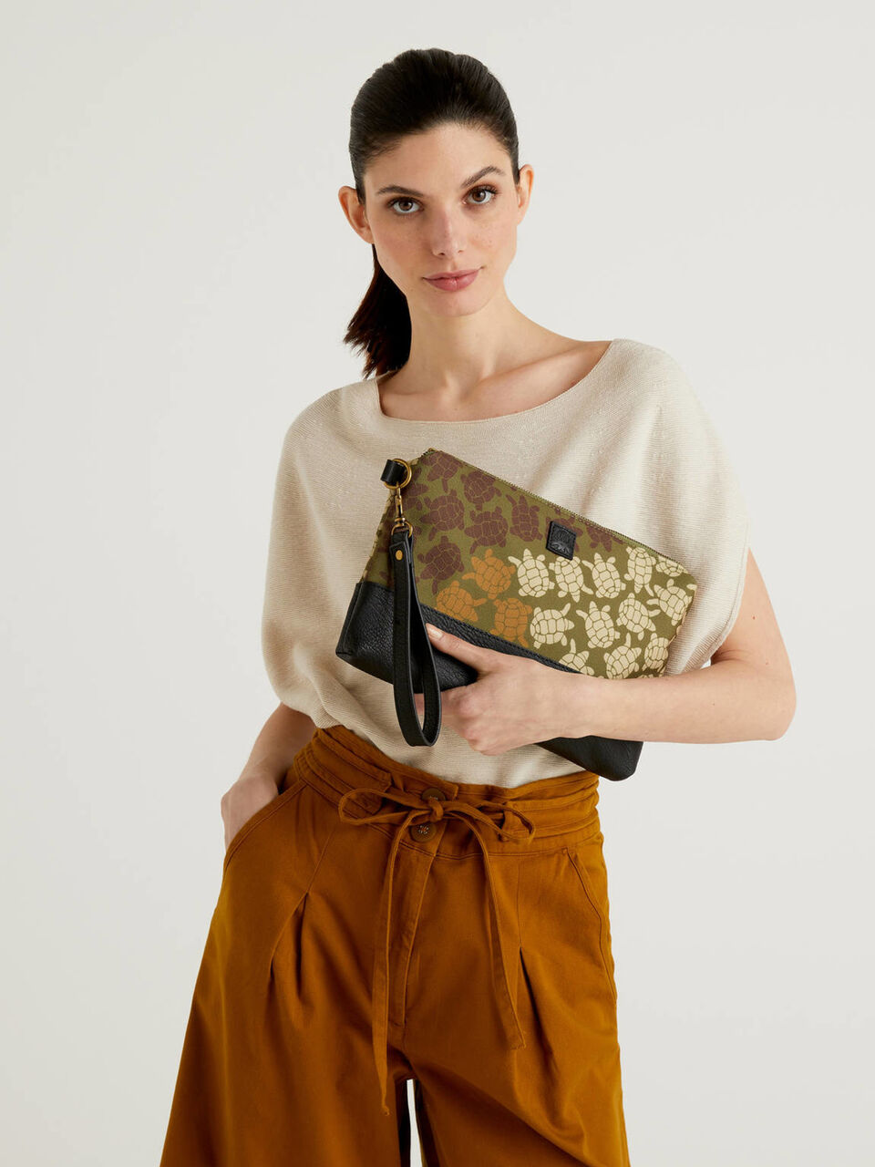 Canvas pouch image number 2