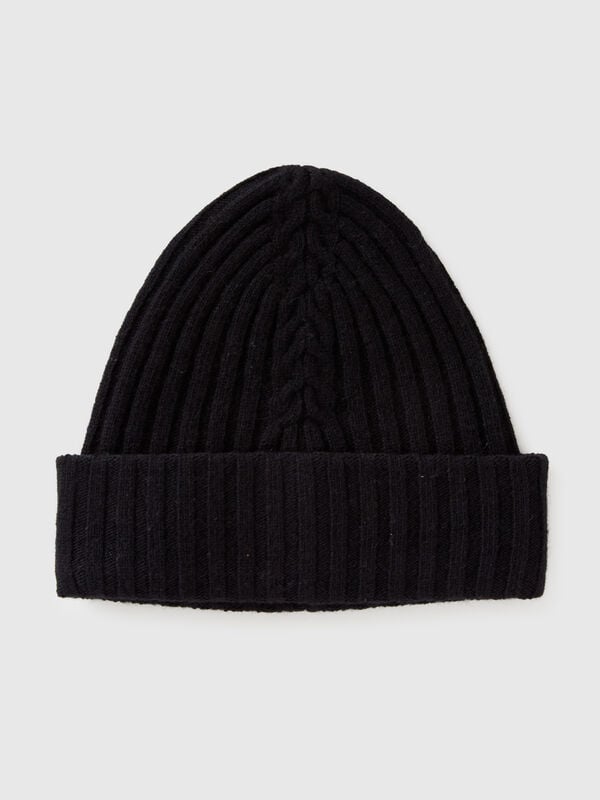 Hat with cable knit Women