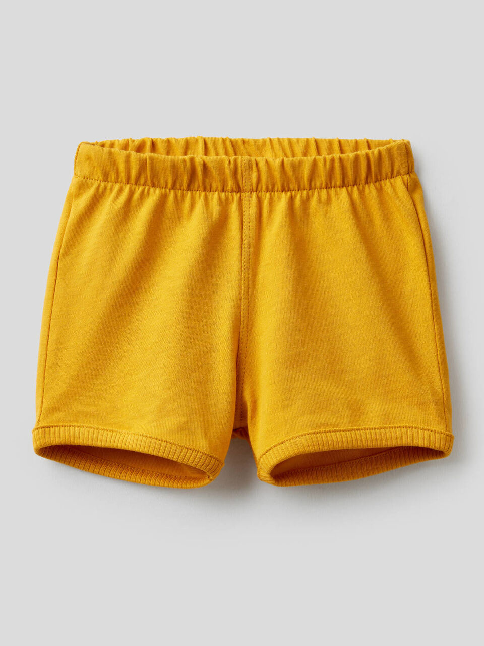 Shorts with maxi patch at back image number 1