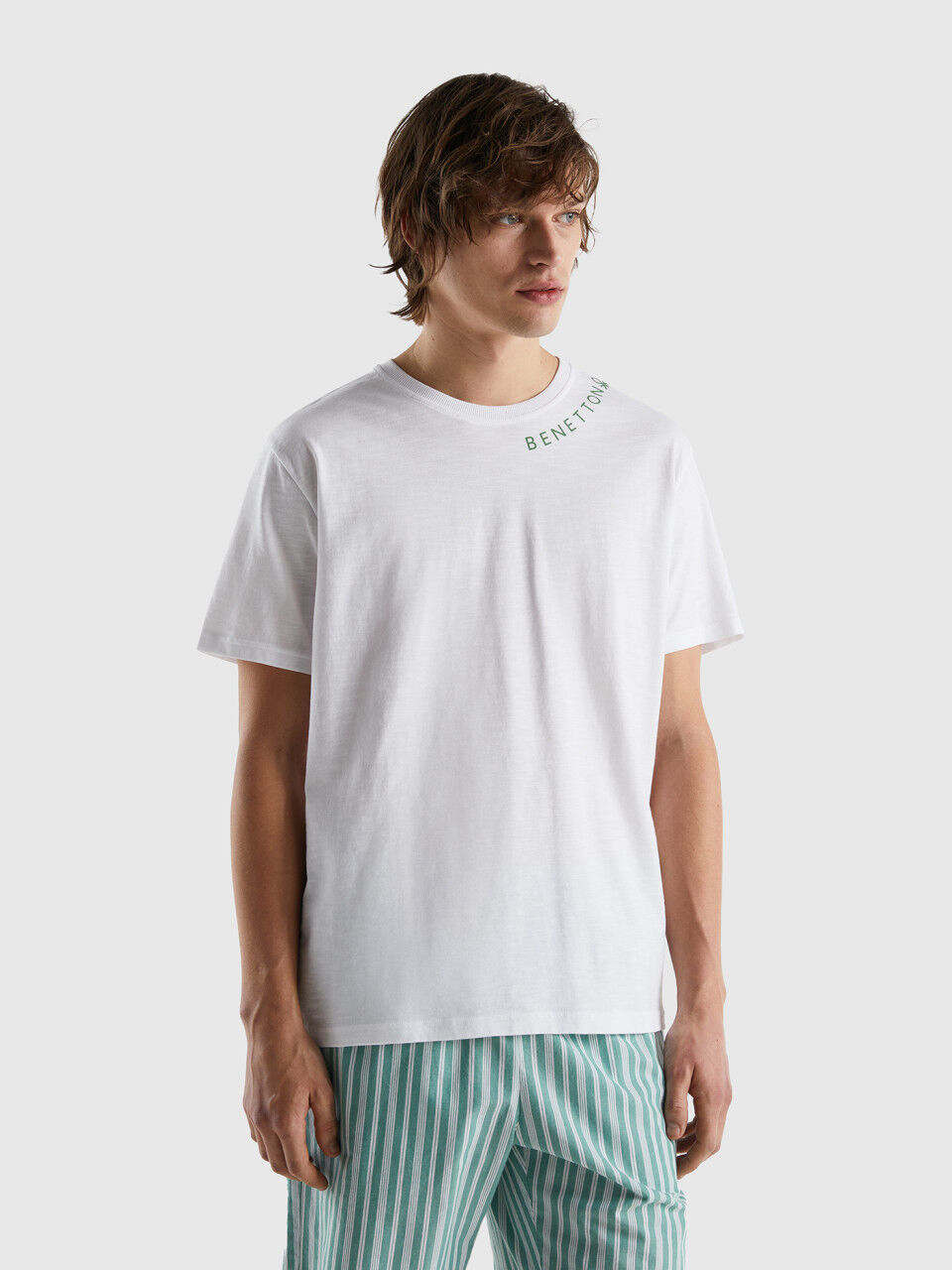 Shirt with print on the crew neck