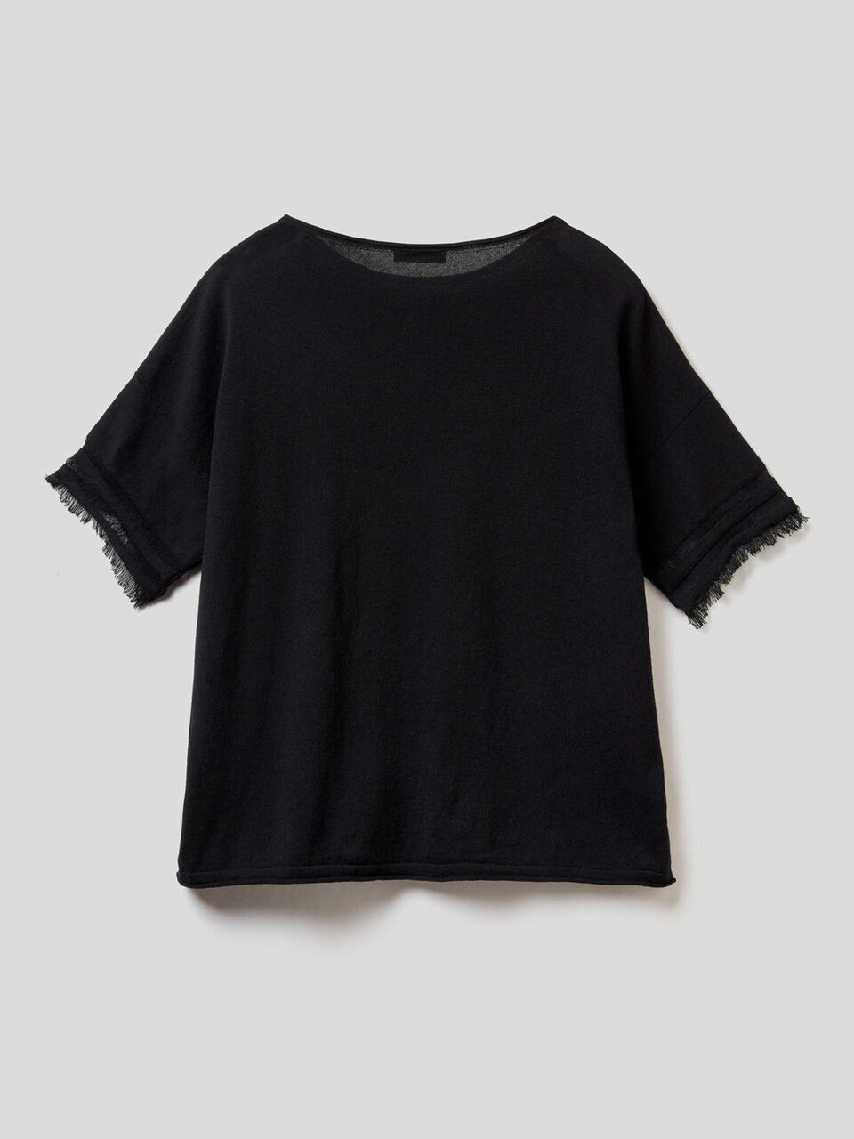 Sweater with frayed sleeves image number 2