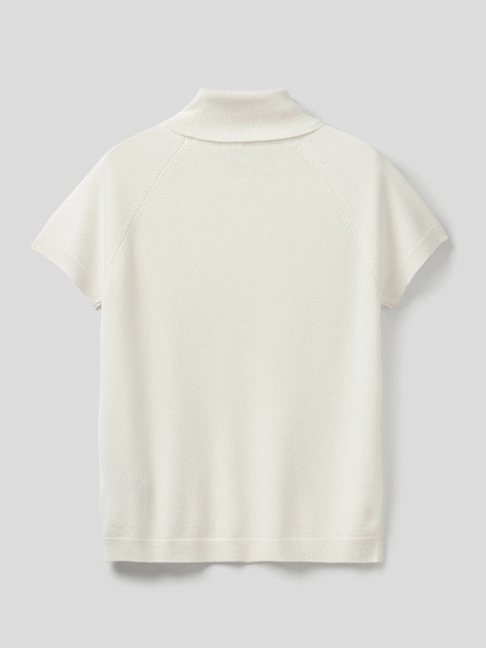 Short sleeve turtleneck in cashmere and wool blend image number 2