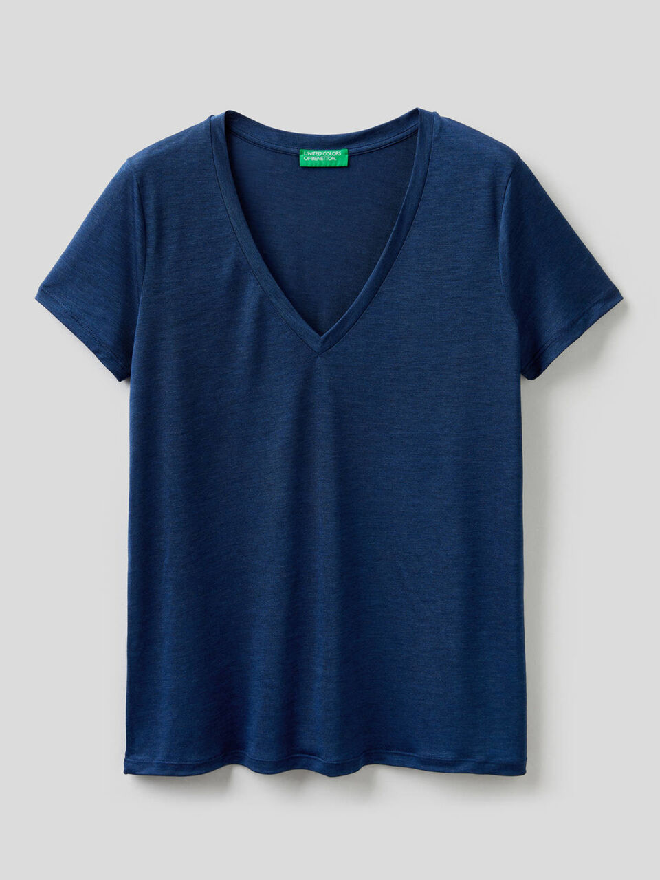 T-shirt with V-neck image number 1
