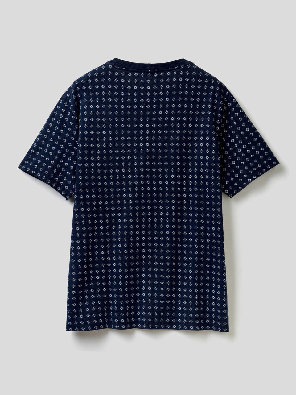 100% cotton patterned t-shirt image number 2