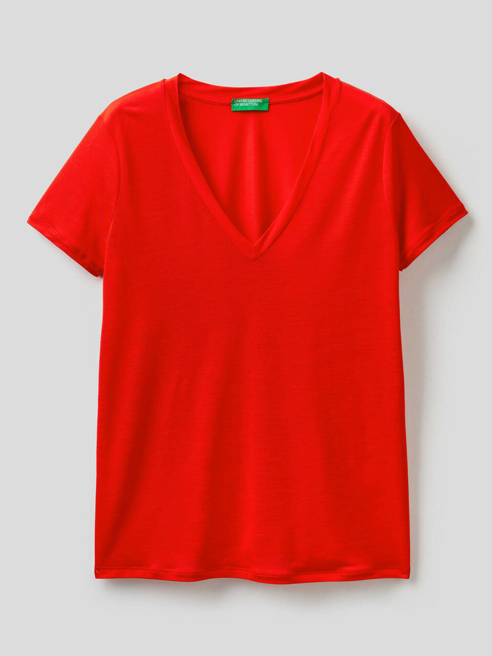 T-shirt with V-neck image number 1