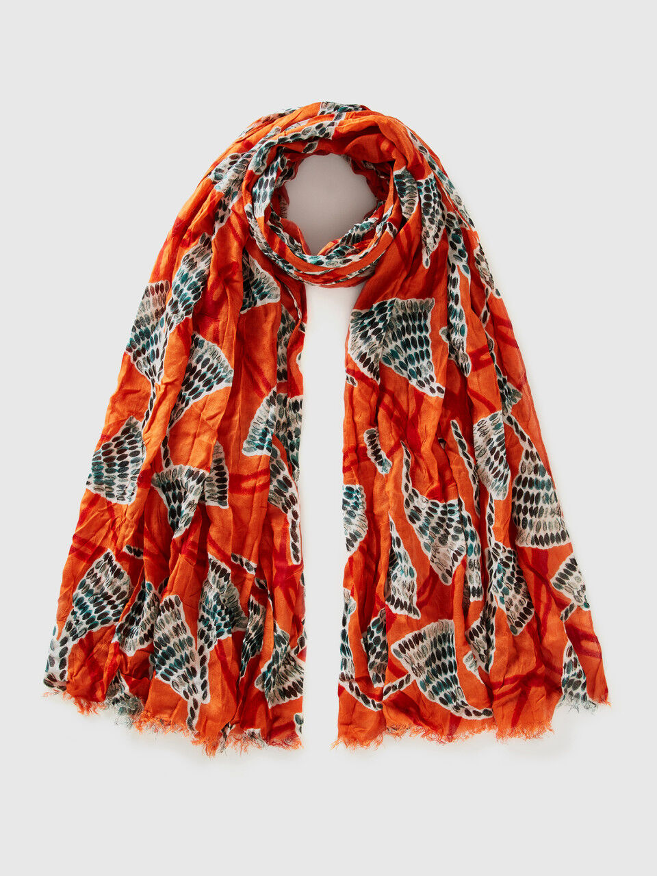 Patterned scarf in sustainable viscose