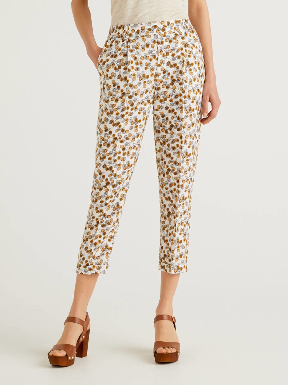Trousers in 100% linen with pattern print
