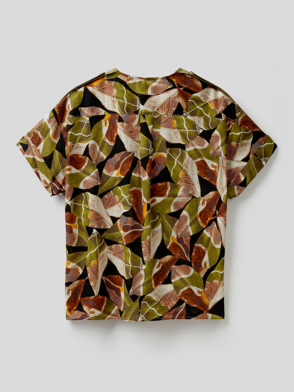Printed shirt with clashing pockets image number 2
