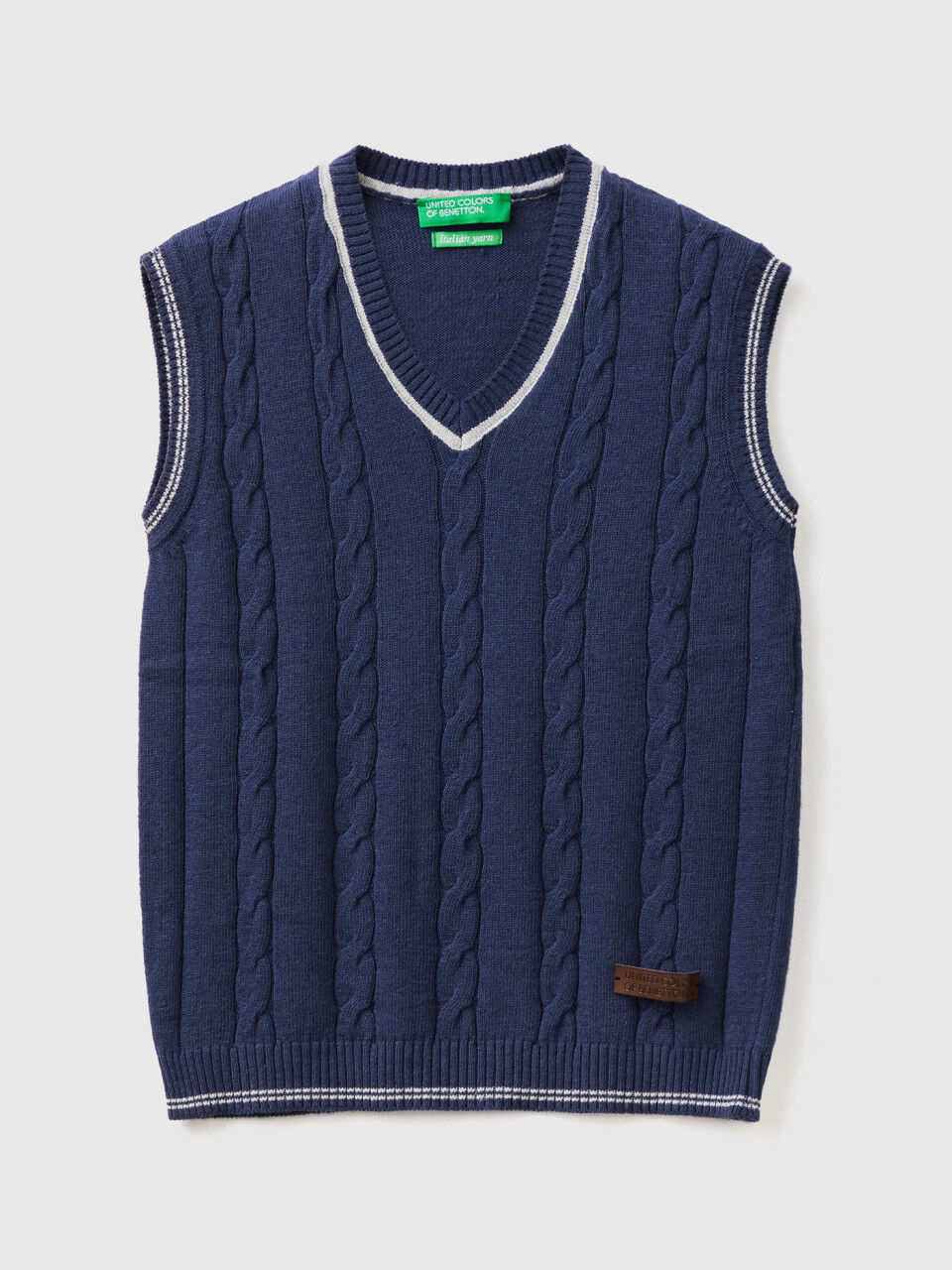 Vest in recycled cotton blend with cables
